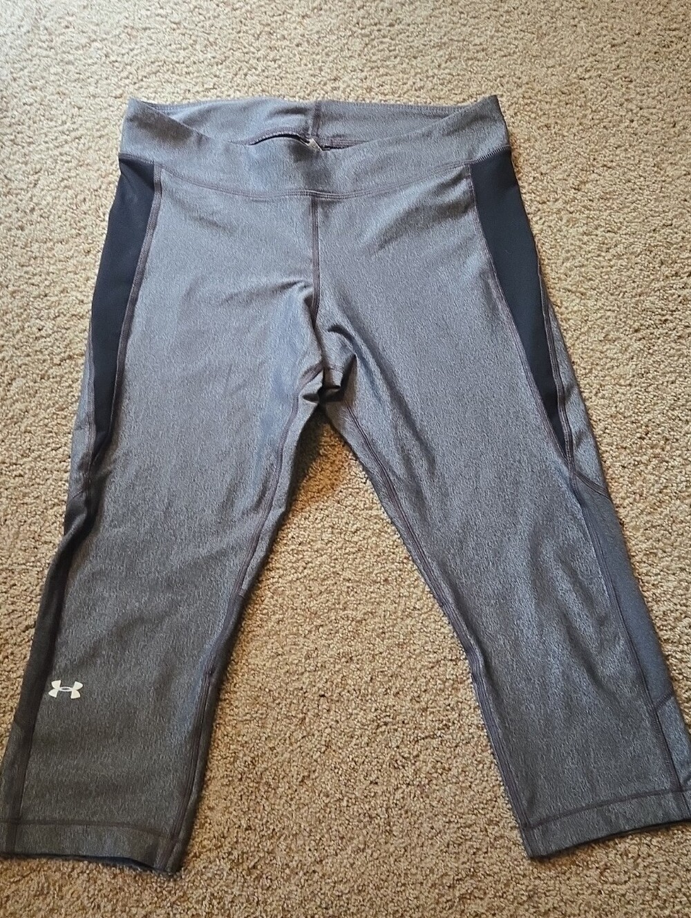 Under Armour Gray Capri Leggings with Black Side Panels Size Large